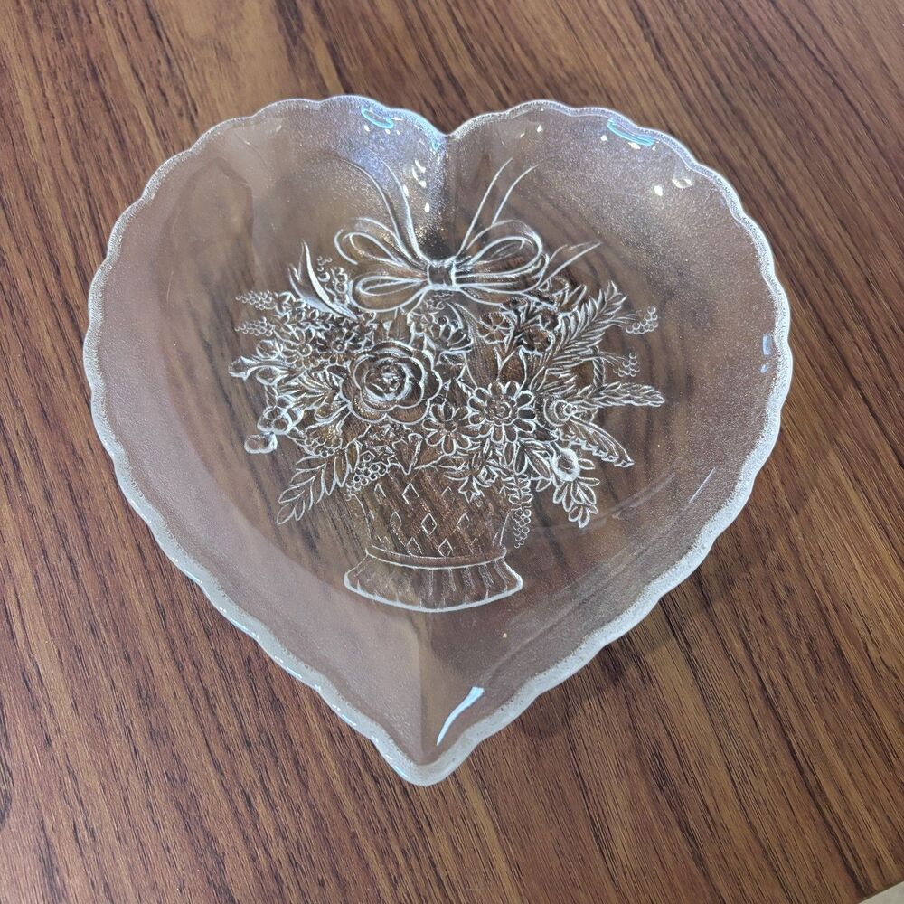 Crystal Endearment Heart Plate by Mikasa 6 1/2" - Etched Flower Basket & Bow - Picture 4 of 4